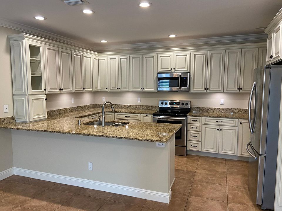 Chef's kitchen!! Lots of cabinet space!!