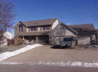 10073 Horseshoe Trl, Eden Prairie, MN 55347