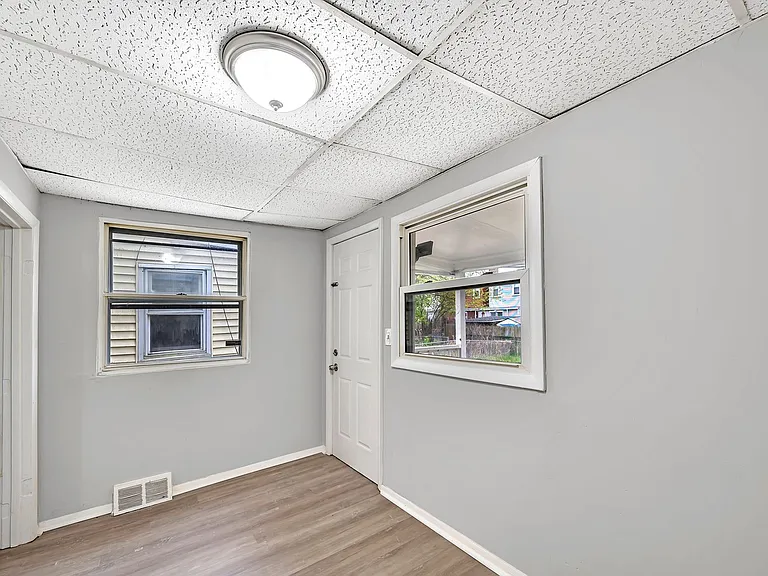 21 Adella Ave — Photo 11