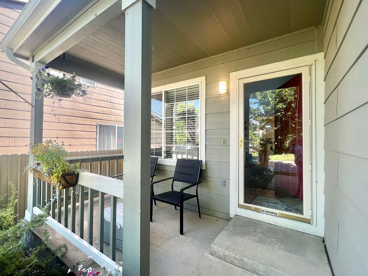 Big, Charming 4 Bedroom 2.5 Bathroom In Rock Creek! Available Now! — Photo 2