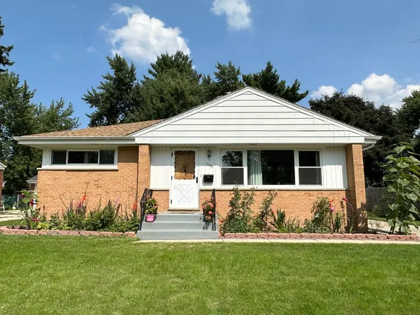 1199 Iroquois Dr, Elgin, IL 60120