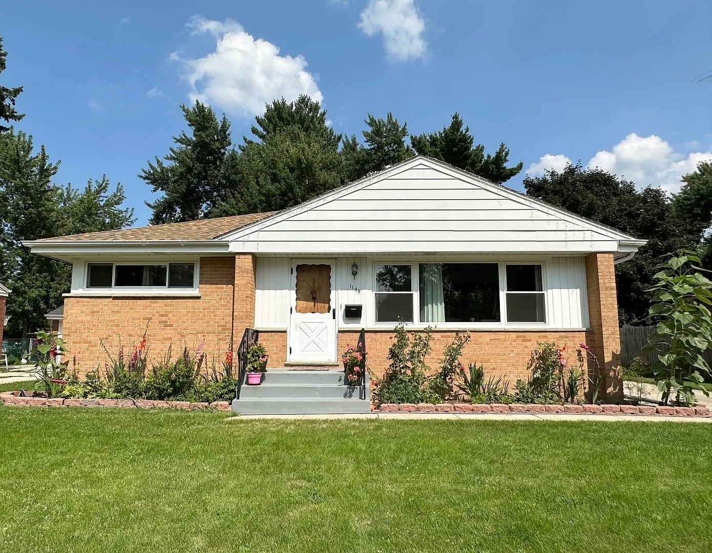 1199 Iroquois Dr photo 1