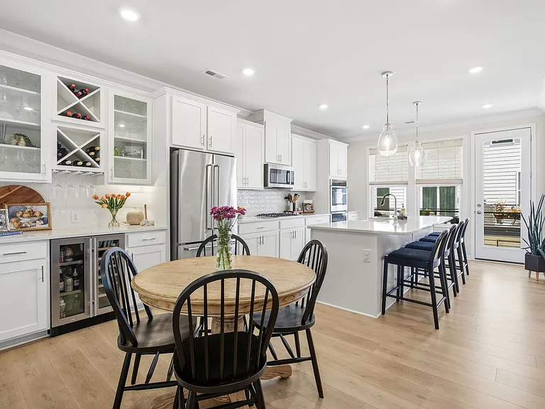 Kitchen & Dining