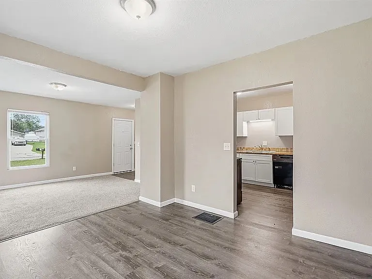 336 S Hackett Rd — Photo 4