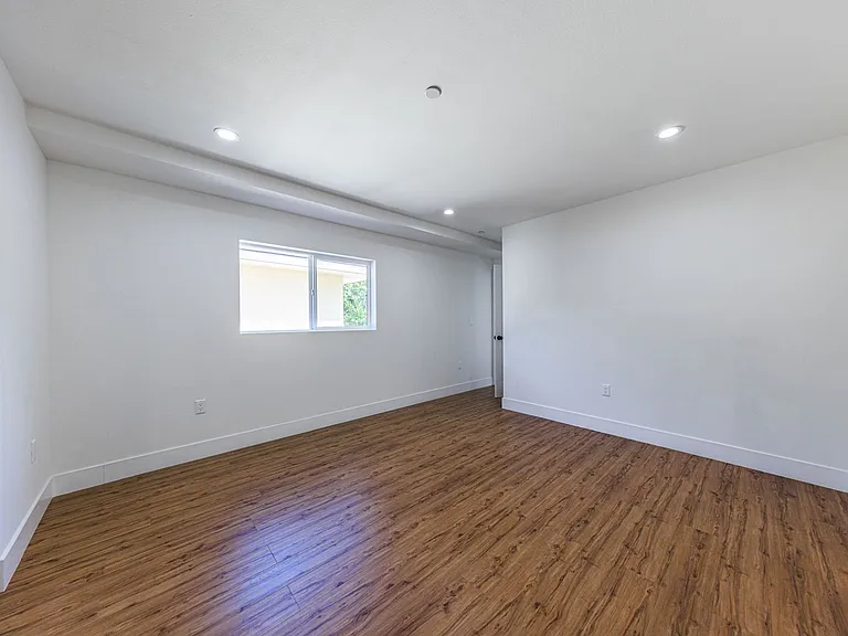 Luxury 3 & 4 Bed Townhomes | Walk to NoHo Arts District + Toluca Lake — Photo 34