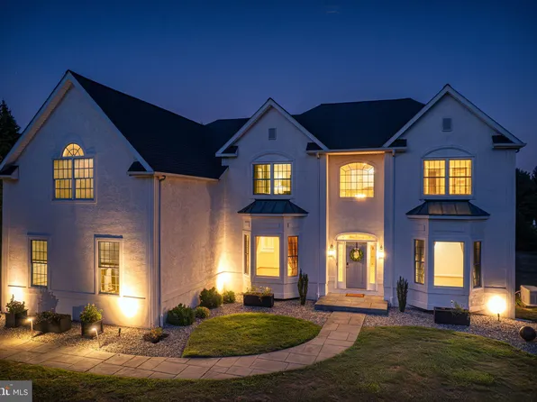 2 Old Barn Ct, Newtown, PA 18940