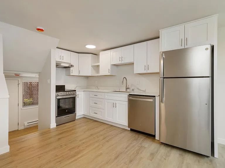 Thunderbird Apartments — Photo 14
