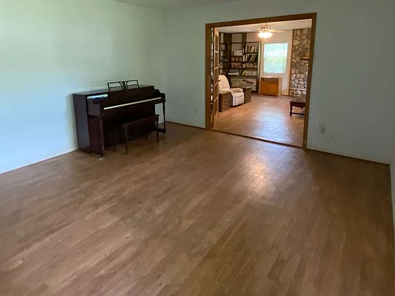 4th image of 187 SE Tevis Ave