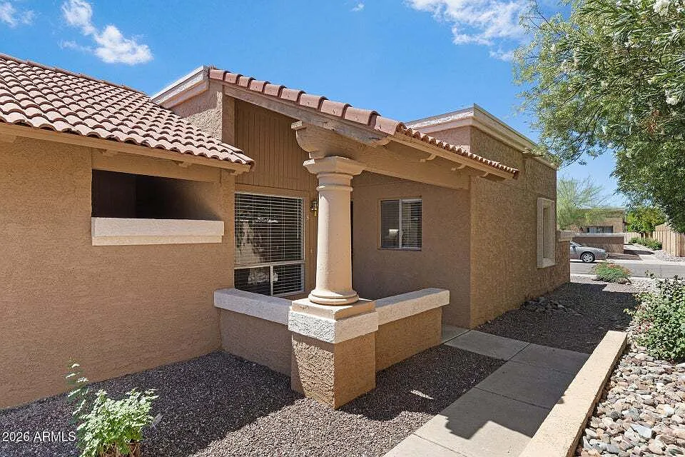 330 W Tonopah Dr