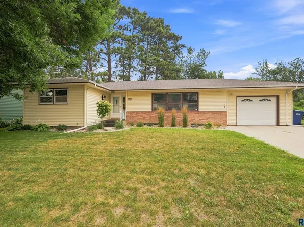 104 W 5th St, Dell Rapids, SD 57022