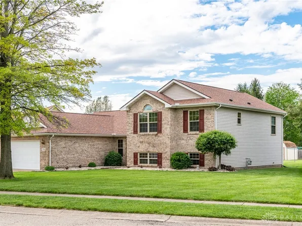 7916 Kings Ridge Cir, Fairborn, OH 45324