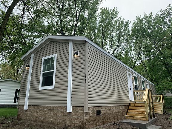 4th image of 901 Lake Elmo Ave N #Nahylz