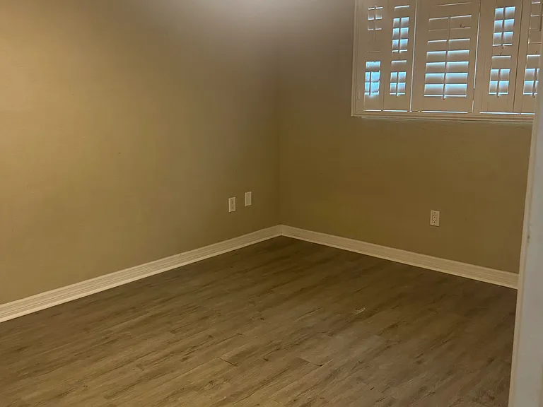 400 Oakridge Blvd #8 — Photo 11