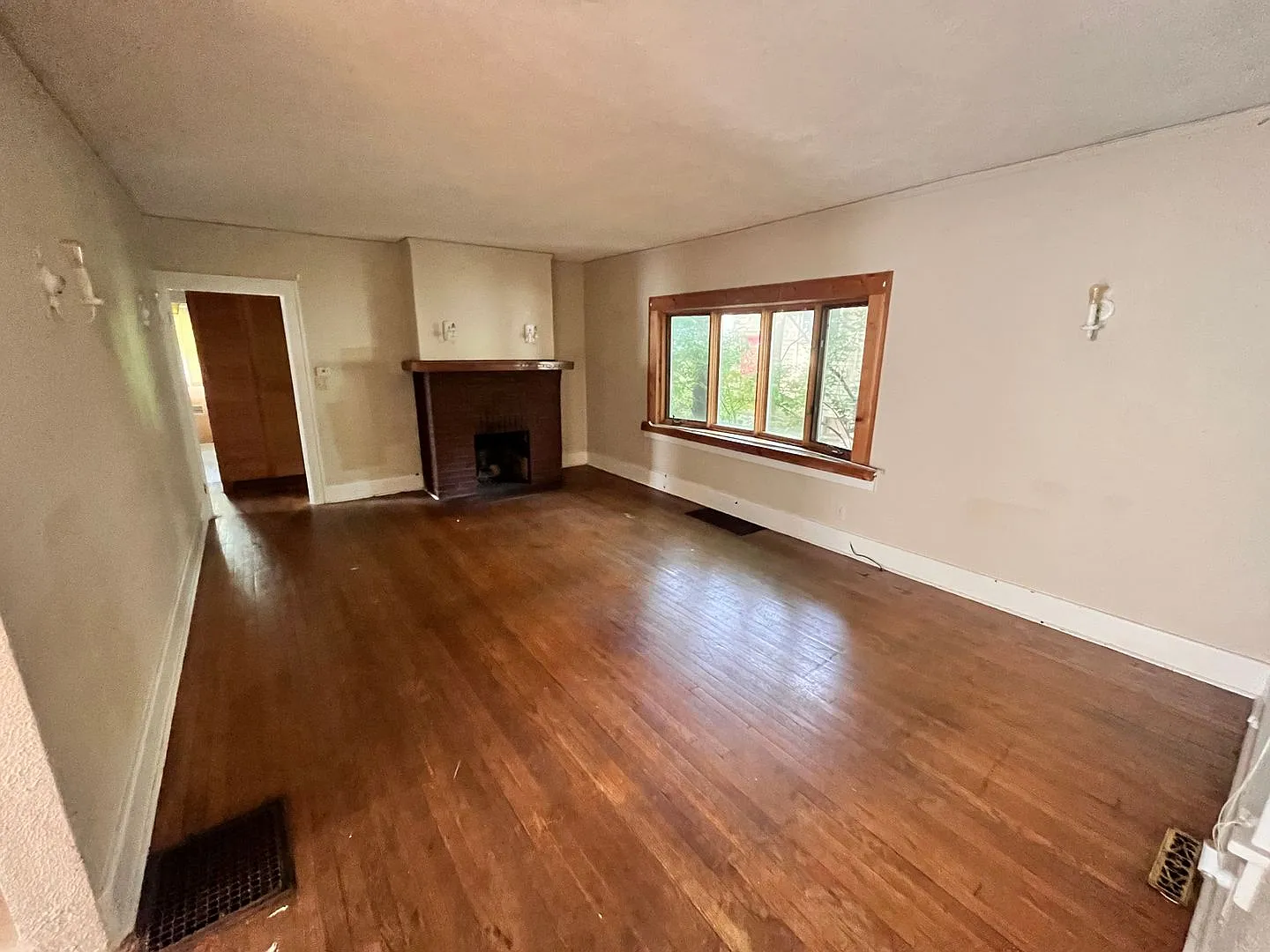 Beautiful 3 bedroom/2 bathroom Home W/ A Garage — Photo 2
