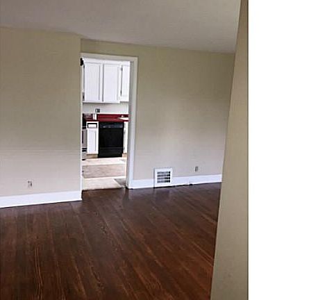 3rd image of 119 Fairbanks Ave