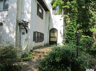 30 Colonial Pkwy, Manhasset, NY 11030