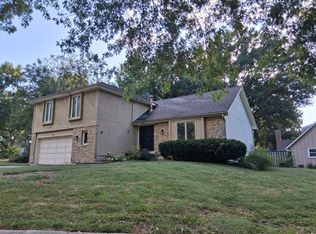 8924 Country Hill Ct, Lenexa, KS 66215