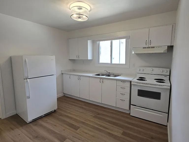 184 Simcoe St #3 — Photo 7