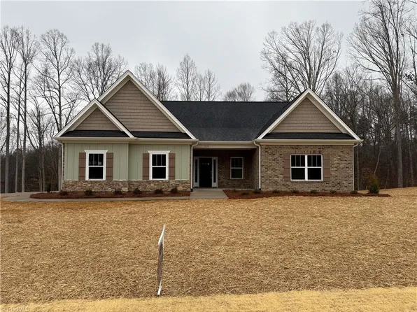 1070 Nauvoo Ridge Dr, Tobaccoville, NC 27050