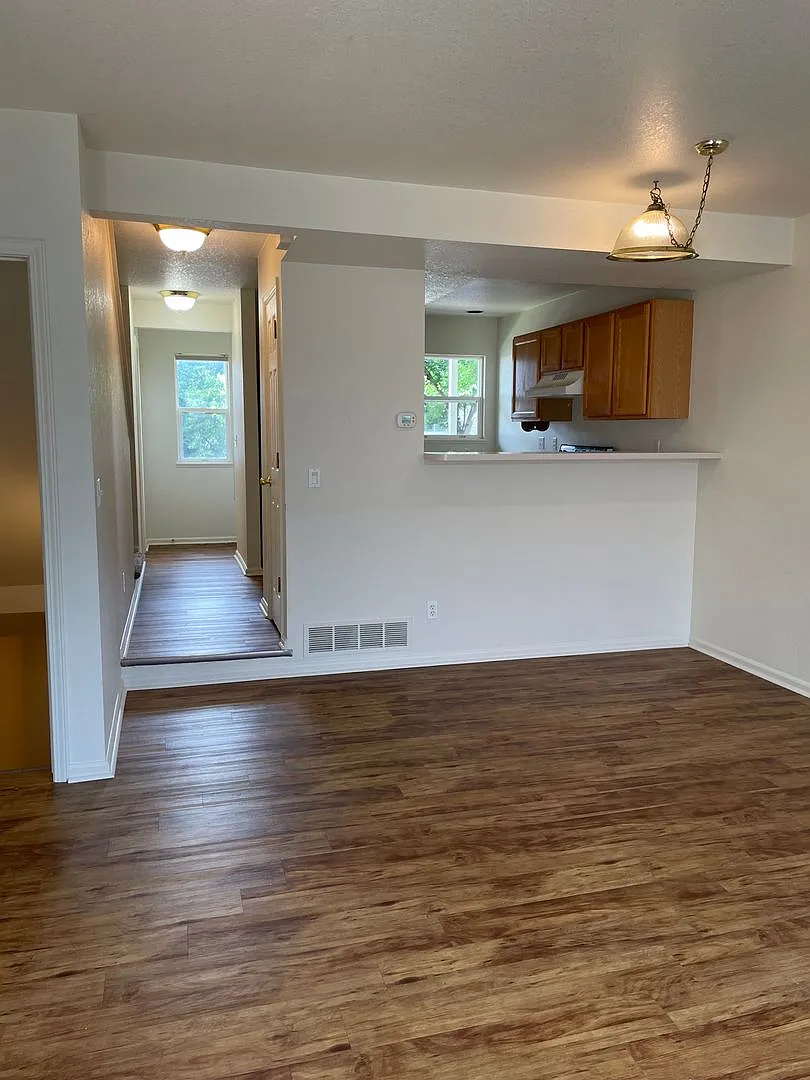 2950 Neil Dr Apt 8 — Photo 4