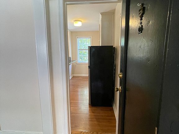 3rd image of 2857 Thornhill Rd