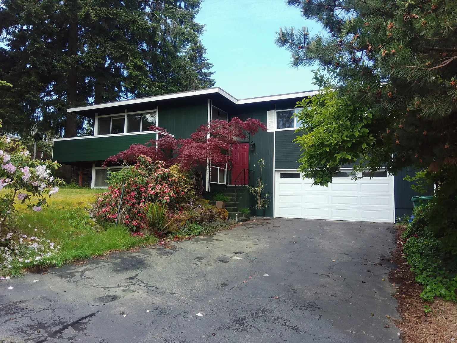 4 bed, 2.5 bath, 2200 sqft, $4,400 — Photo 2