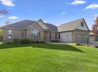 107 Oakridge Ct, Combined Locks, WI 54113