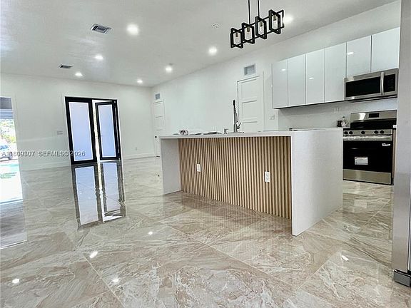 4th image of 435 N Quebrada St