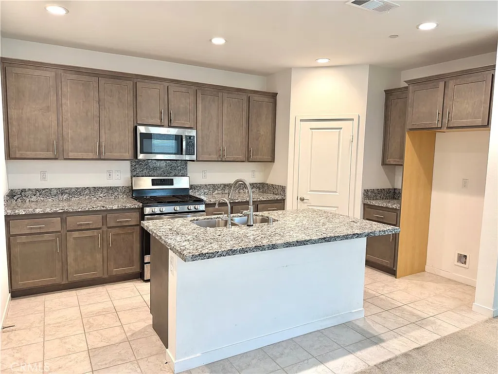 4 bed, 2043 sqft, $3,600 — Photo 4