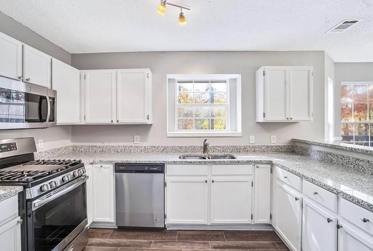 3 bed, 2.5 bath, 2000 sqft, $2,400 — Photo 4
