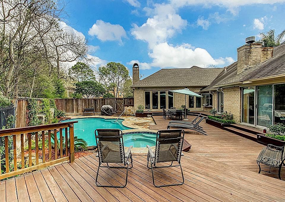 1st image of 414 Lakeside Estates Dr