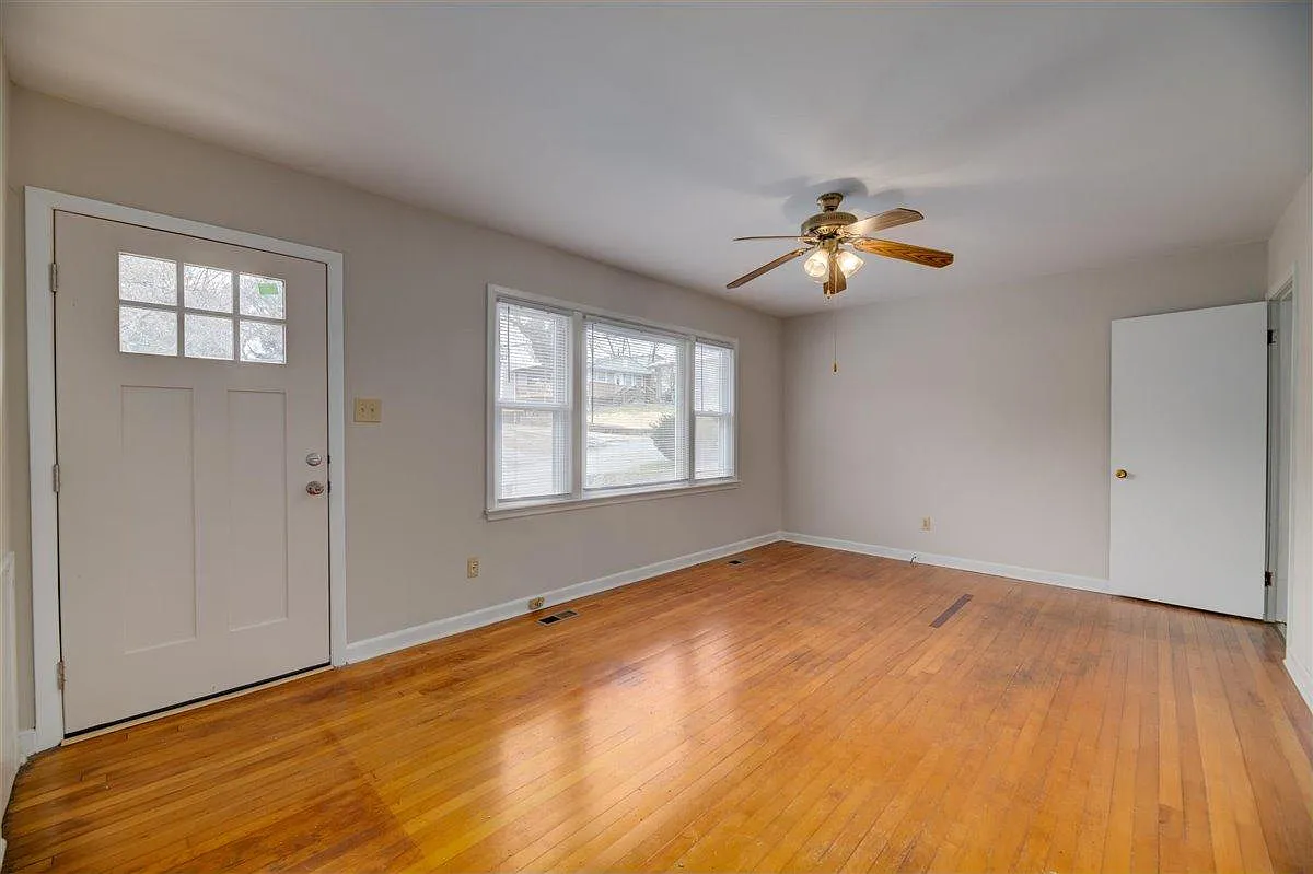 3 bed, 950 sqft, $1,750 — Photo 3