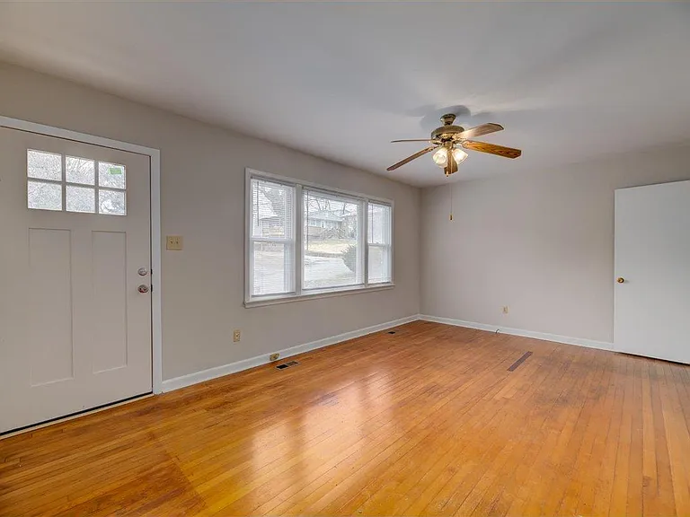 302 Volena Pl — Photo 3