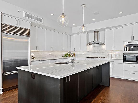 4th image of 318 S Michigan Ave Unit 500