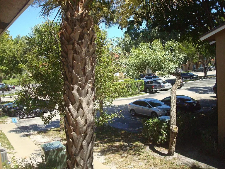 1141 Lake Victoria Dr #H — Photo 22
