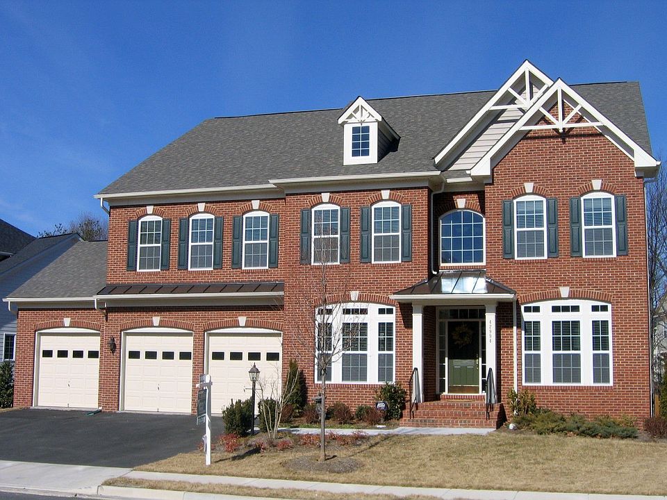 6 BR 5.5 BA 3 CAR GARAGE & FENCED YARD