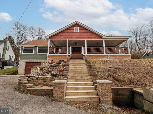 989 Blackhawk Rd, Beaver Falls, PA 15010