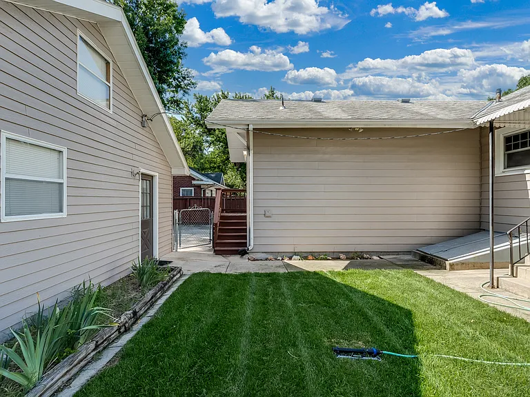 122 S Belmont Ave — Photo 41