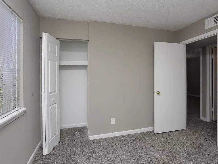 Broadmoor Apartments — Photo 10