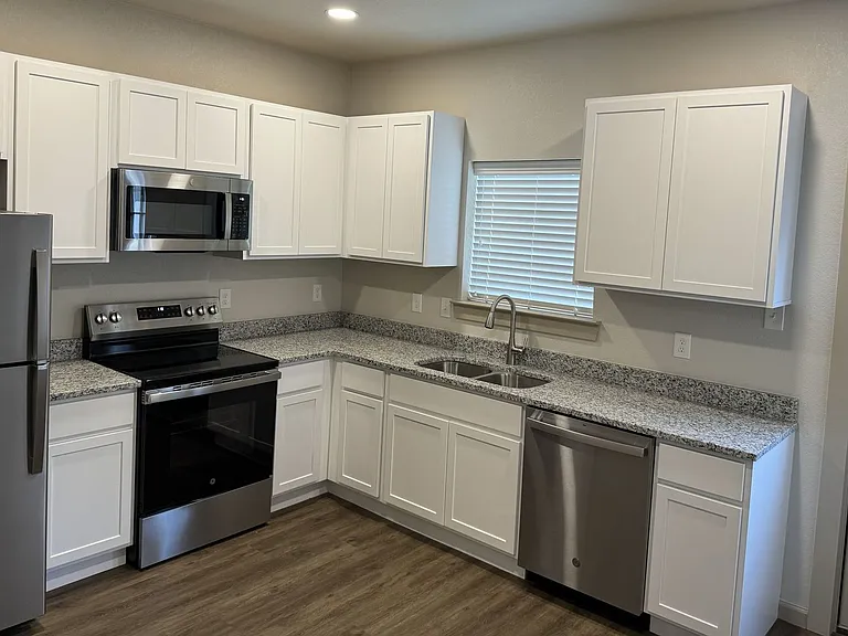 1513 N Commerce St — Photo 14