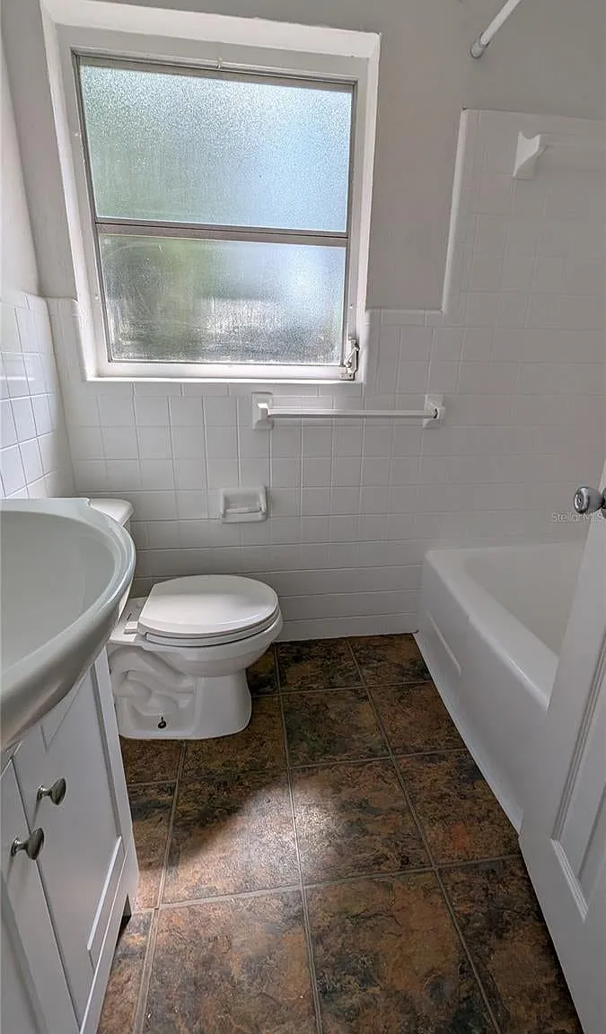 2 bed, 1.0 bath, 1050 sqft, $1,575 — Photo 3