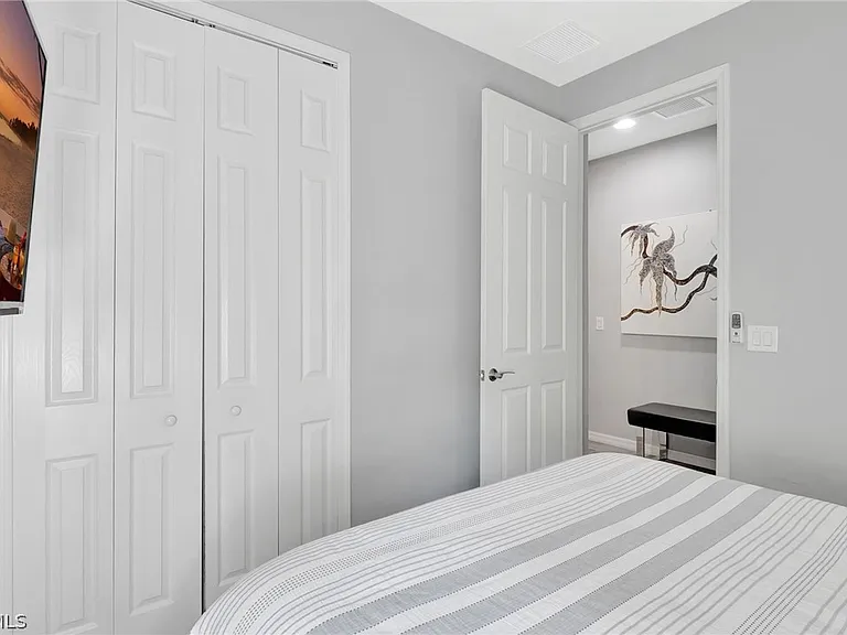 10908 Clarendon St — Photo 23
