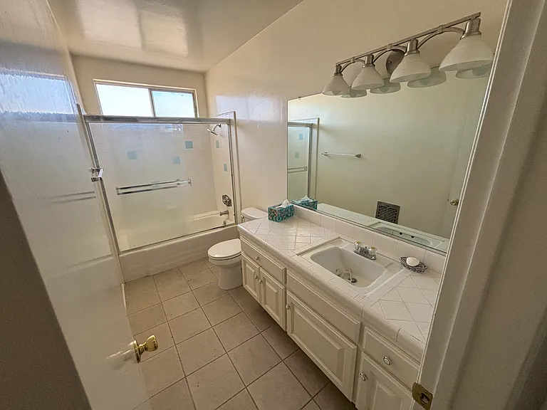 8740 Owensmouth Ave #9 — Photo 12