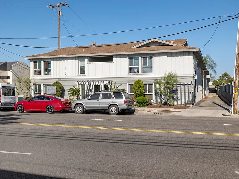 17405 Van Ness — Photo 56