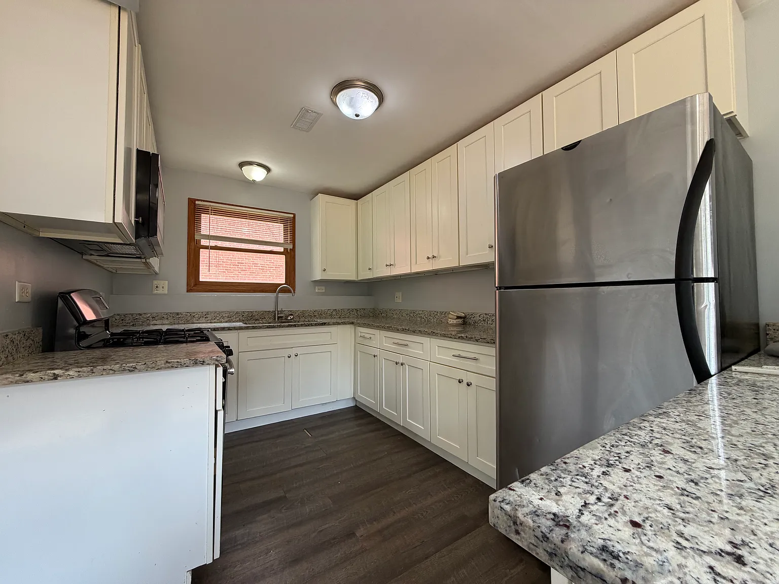 3 bed, 1200 sqft, $2,000 — Photo 2