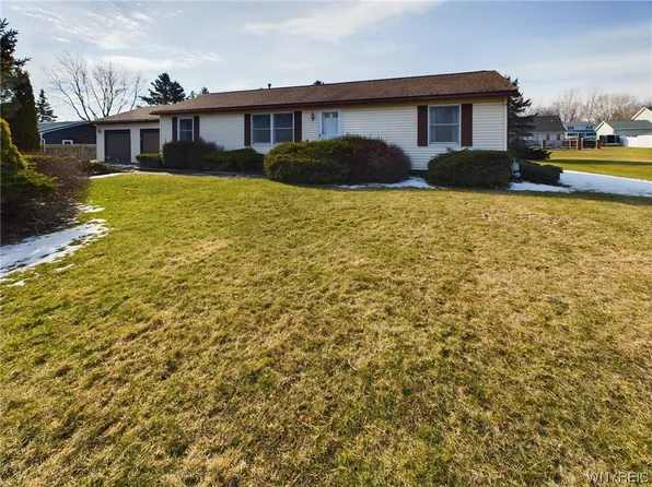 8452 Stringham Dr, Batavia, NY 14020