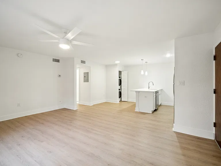 Innovo Living Hyde Park — Photo 101