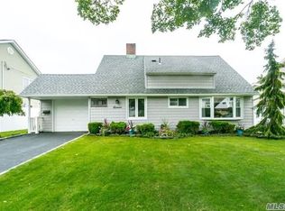 11 Cable Ln, Hicksville, NY