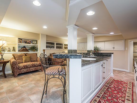 4th image of 615 Lakeshore Dr