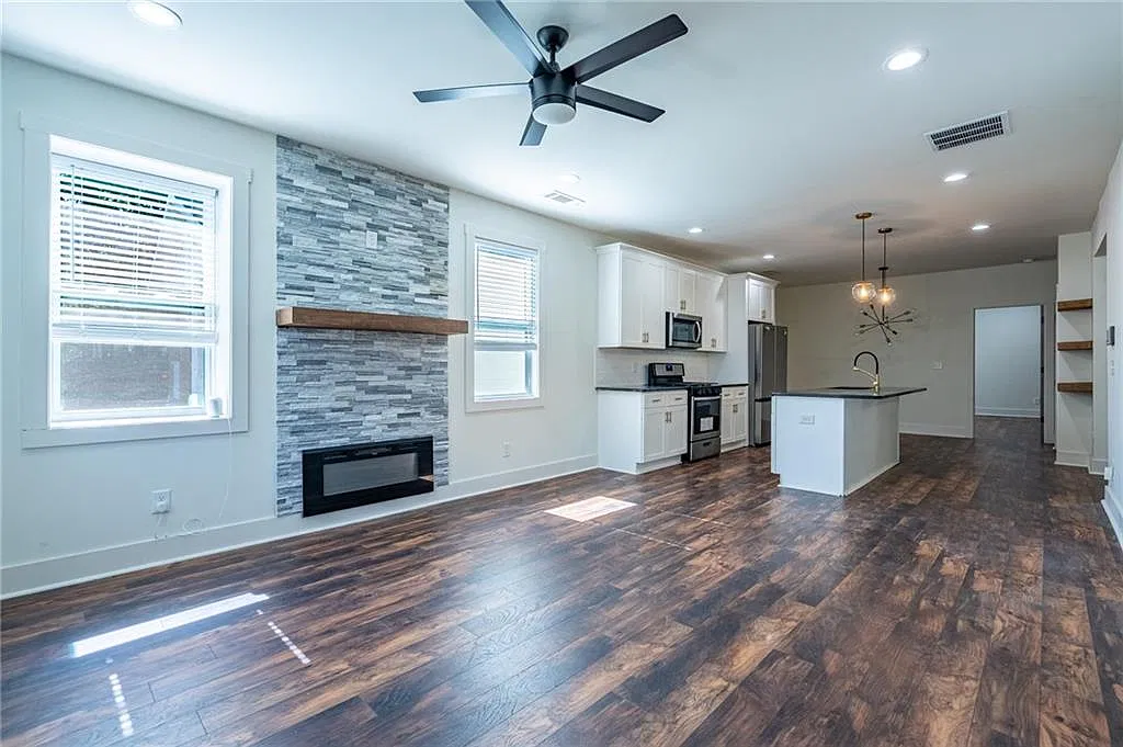 3 bed, 2.0 bath, 1176 sqft, $2,200 — Photo 3